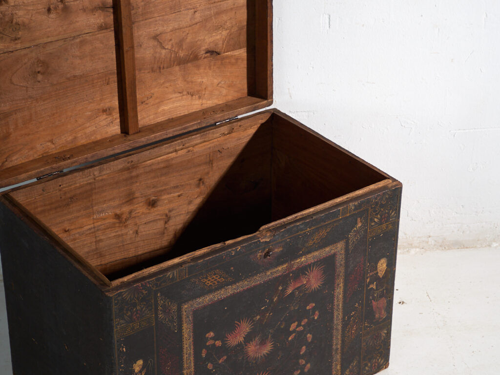 Antique chest painted in pine wood – China, around 1900
