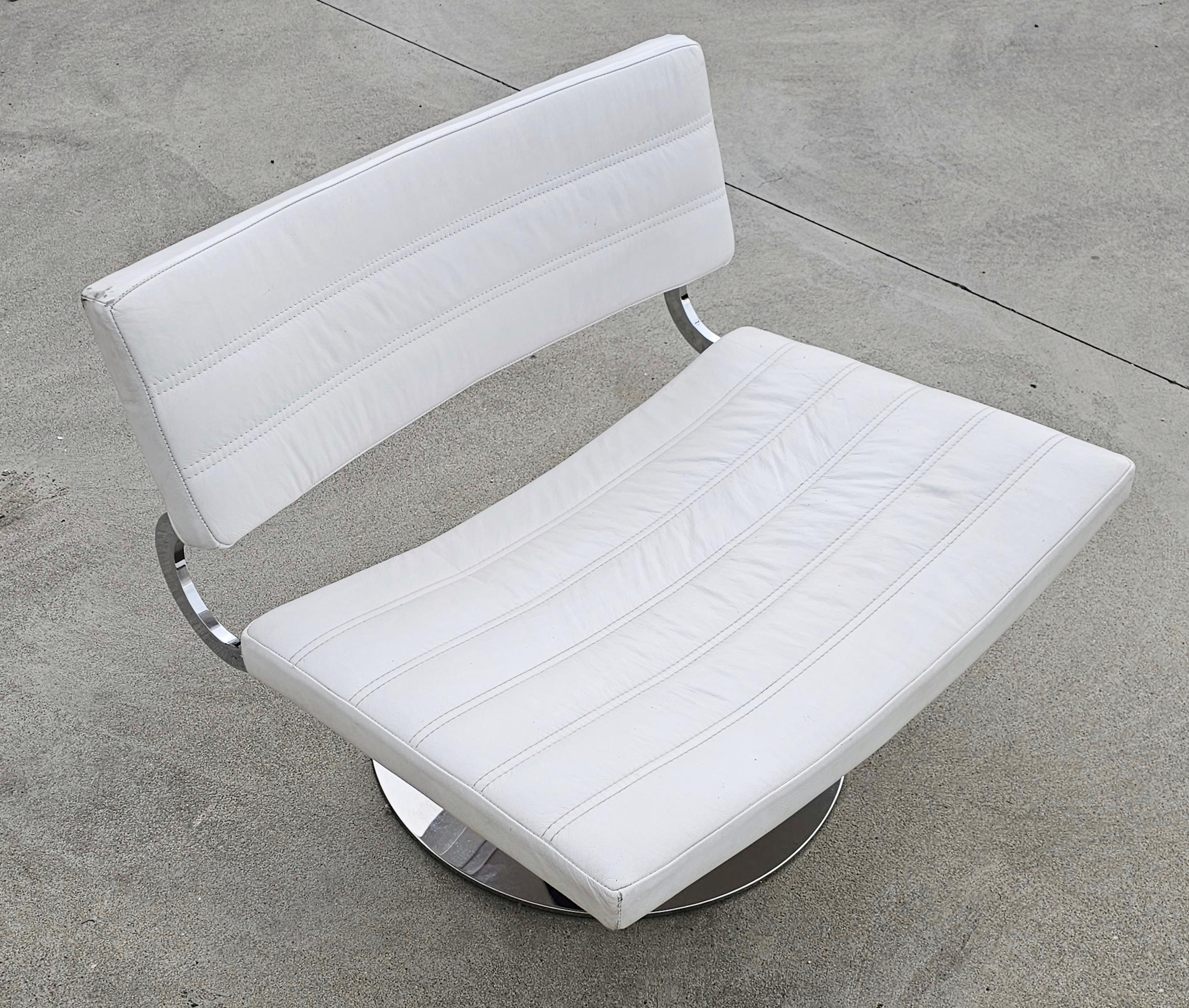Pair of postmodern swivel armchairs in leather and chrome, Italy 1970s.