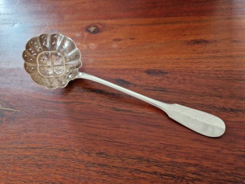 Christofle - Cuillère saupoudreuse à sucre modèle Cluny en métal argenté