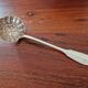 Christofle - Cuillère saupoudreuse à sucre modèle Cluny en métal argenté