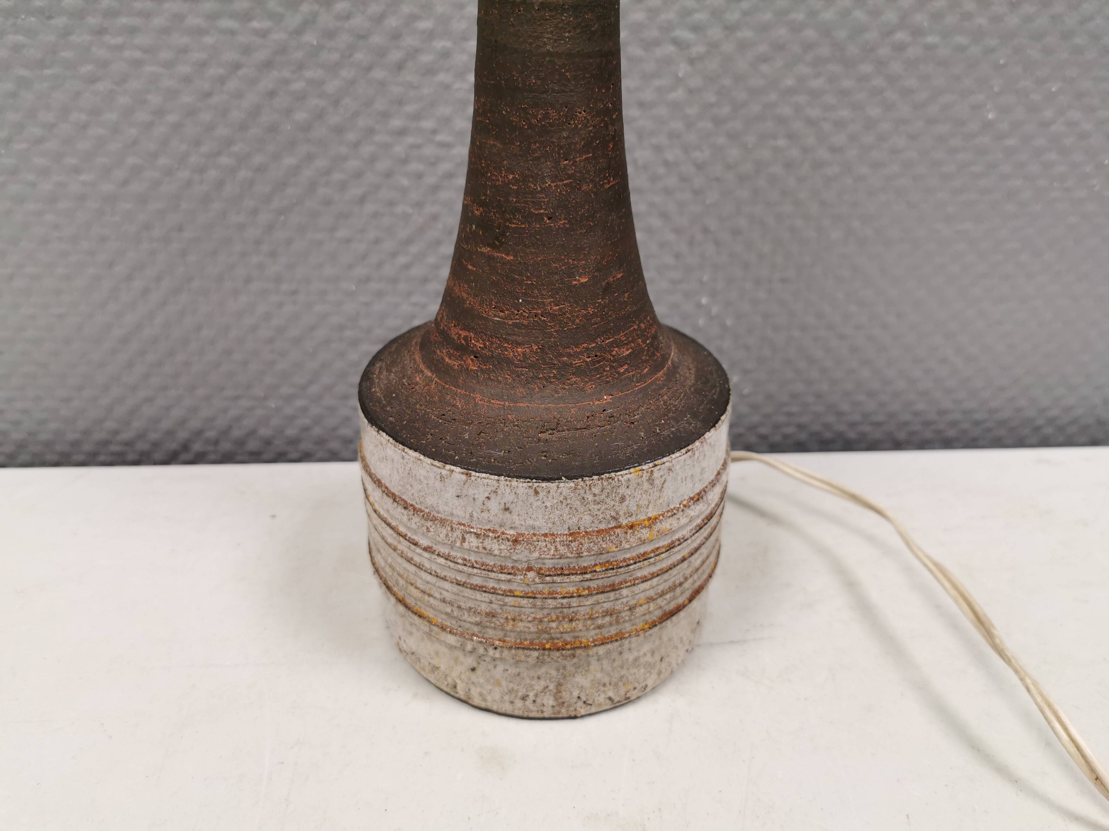 Ceramic table lamp, Danish, from the 1970s-80s. In earth tones.