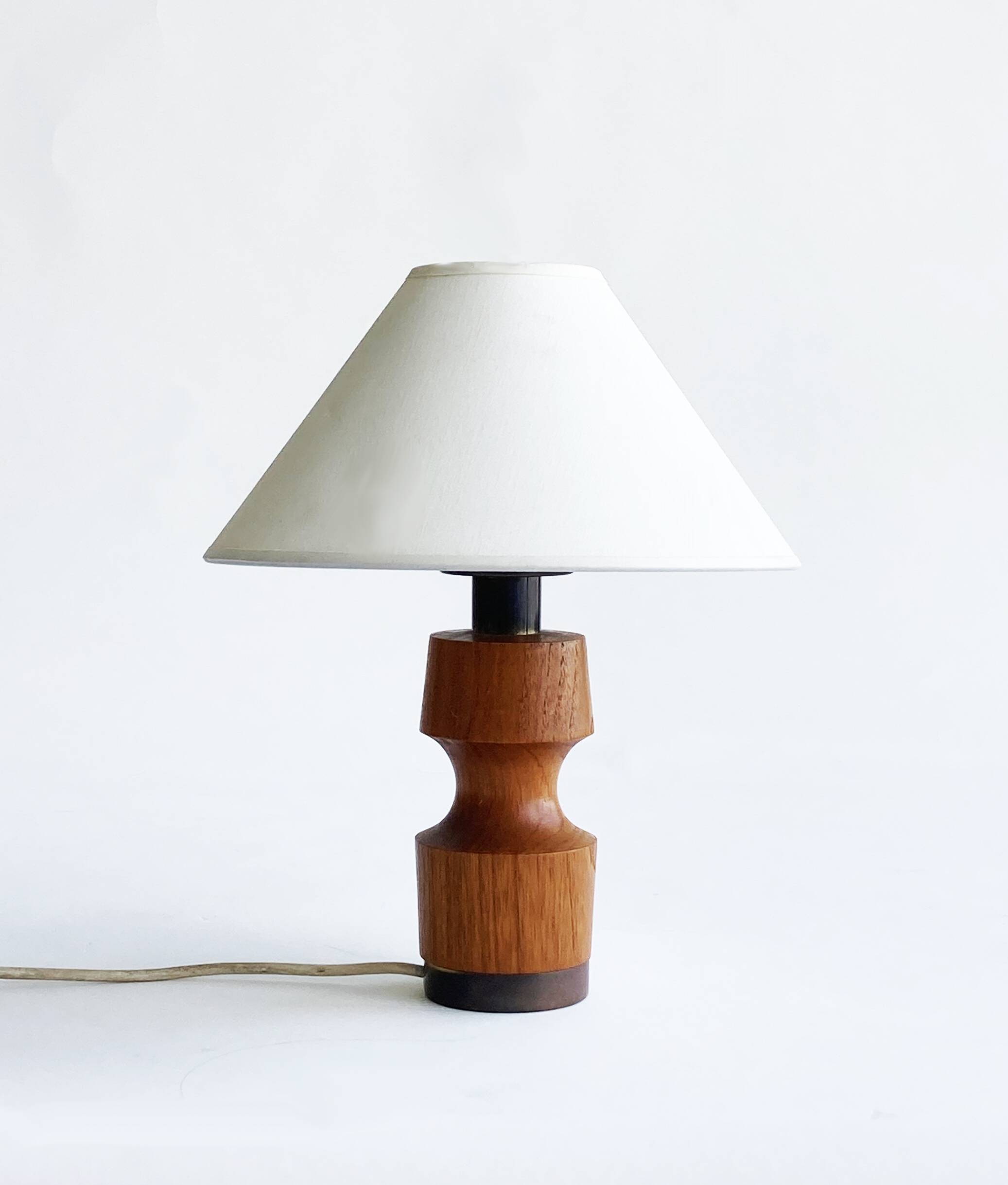 Vintage 1960s Luxus Carved Wood Lamp