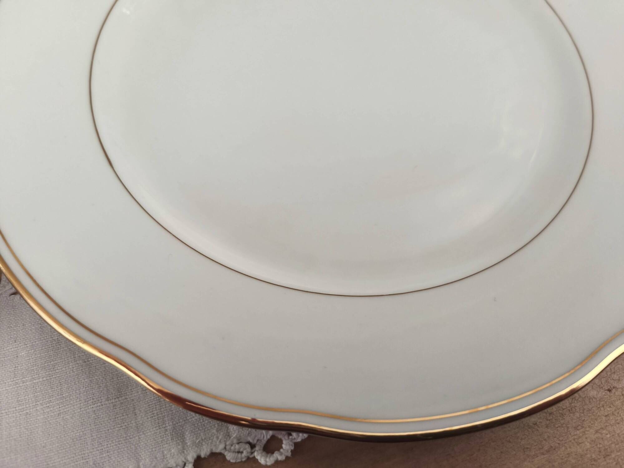 Set of 6 flat plates in fine white Bohemian porcelain with a gold rim.