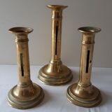Lot de trois anciens bougeoirs en laiton