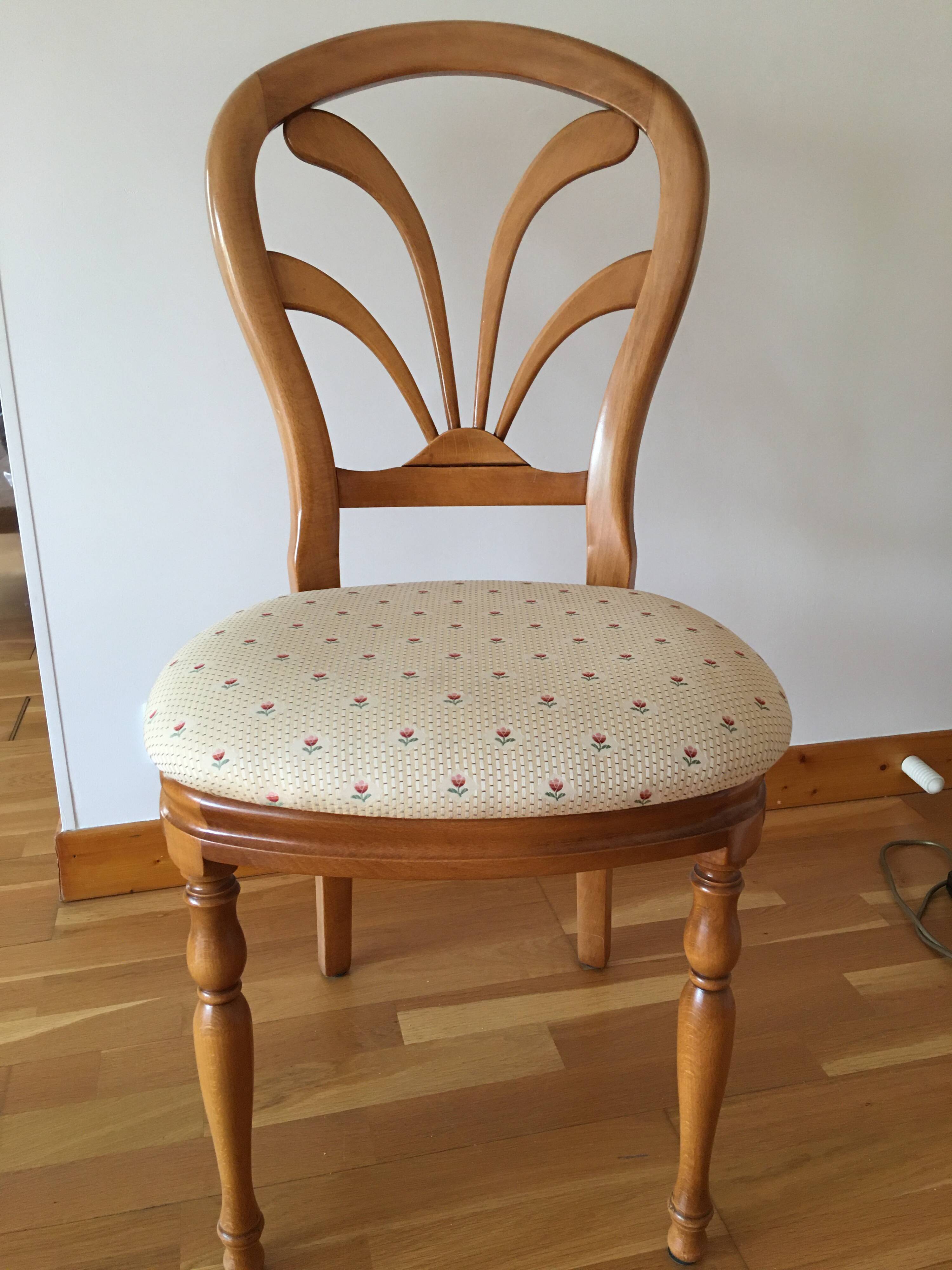 LOT of a table and 6 chairs
