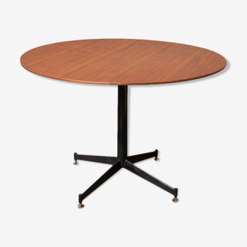 Round dining table