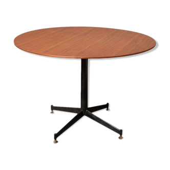 Round dining table