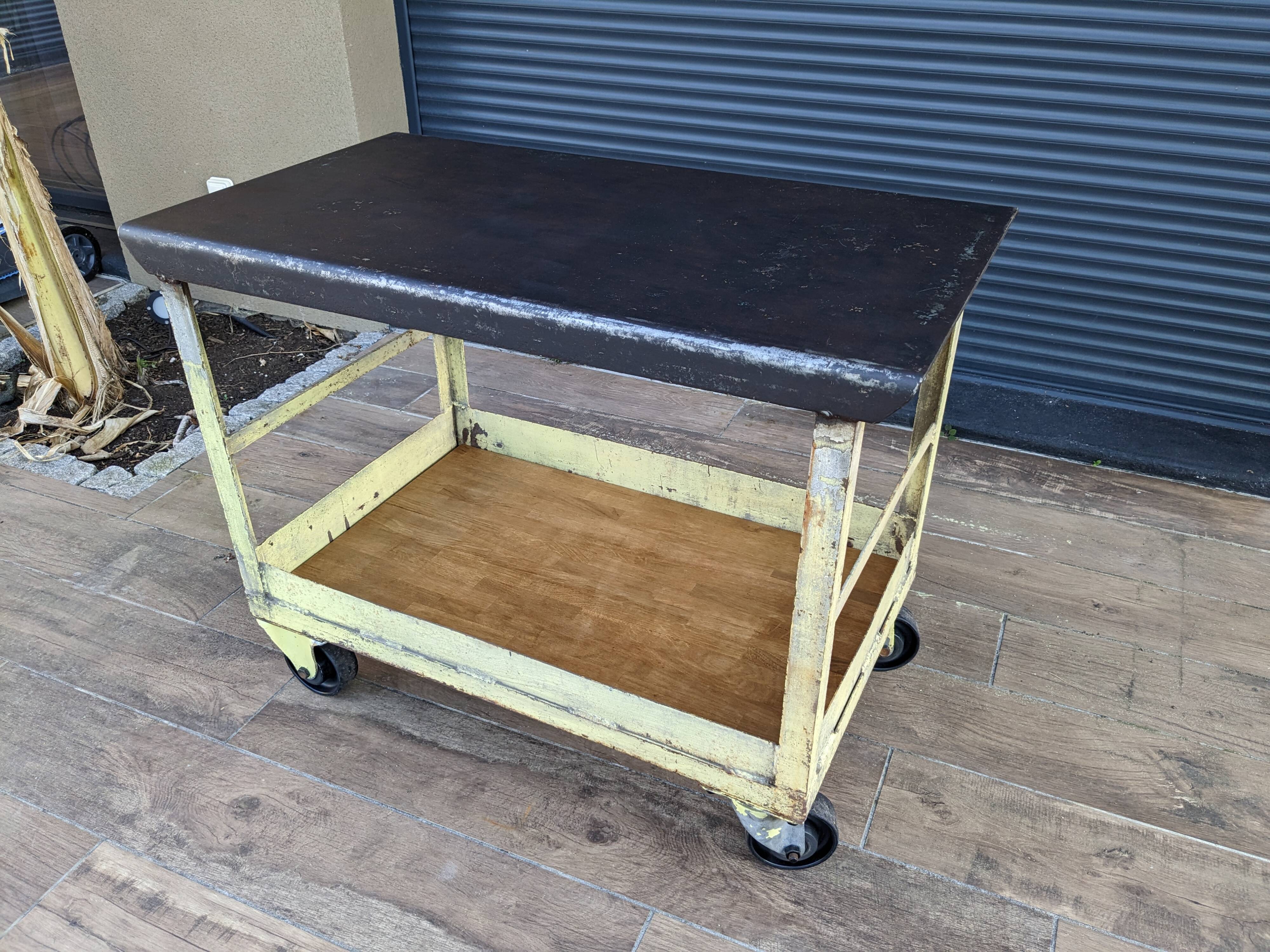 Renault workshop trolley from the 1950s, industrial spirit and original patina.