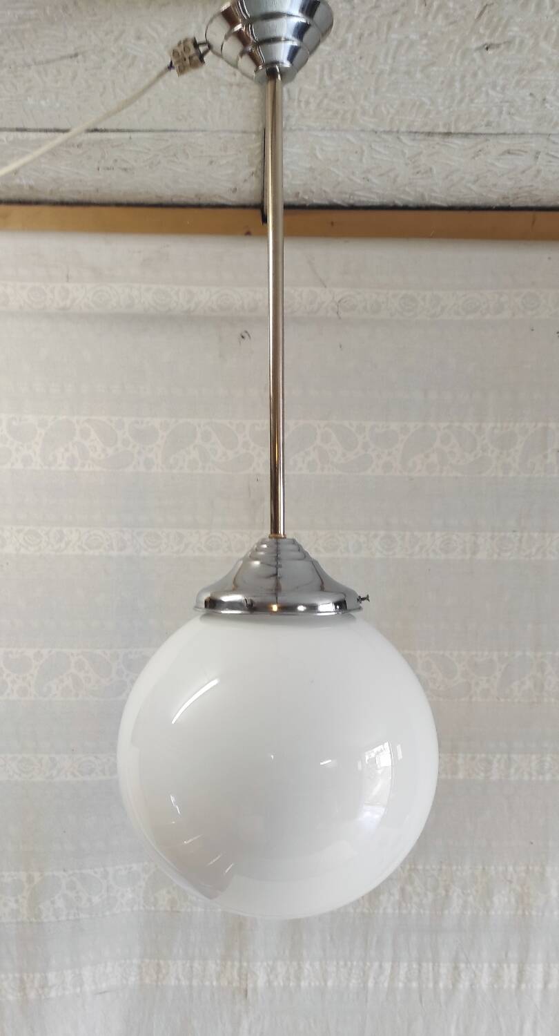 Suspension Bauhaus globe opaline et métal chromé - années 50/60