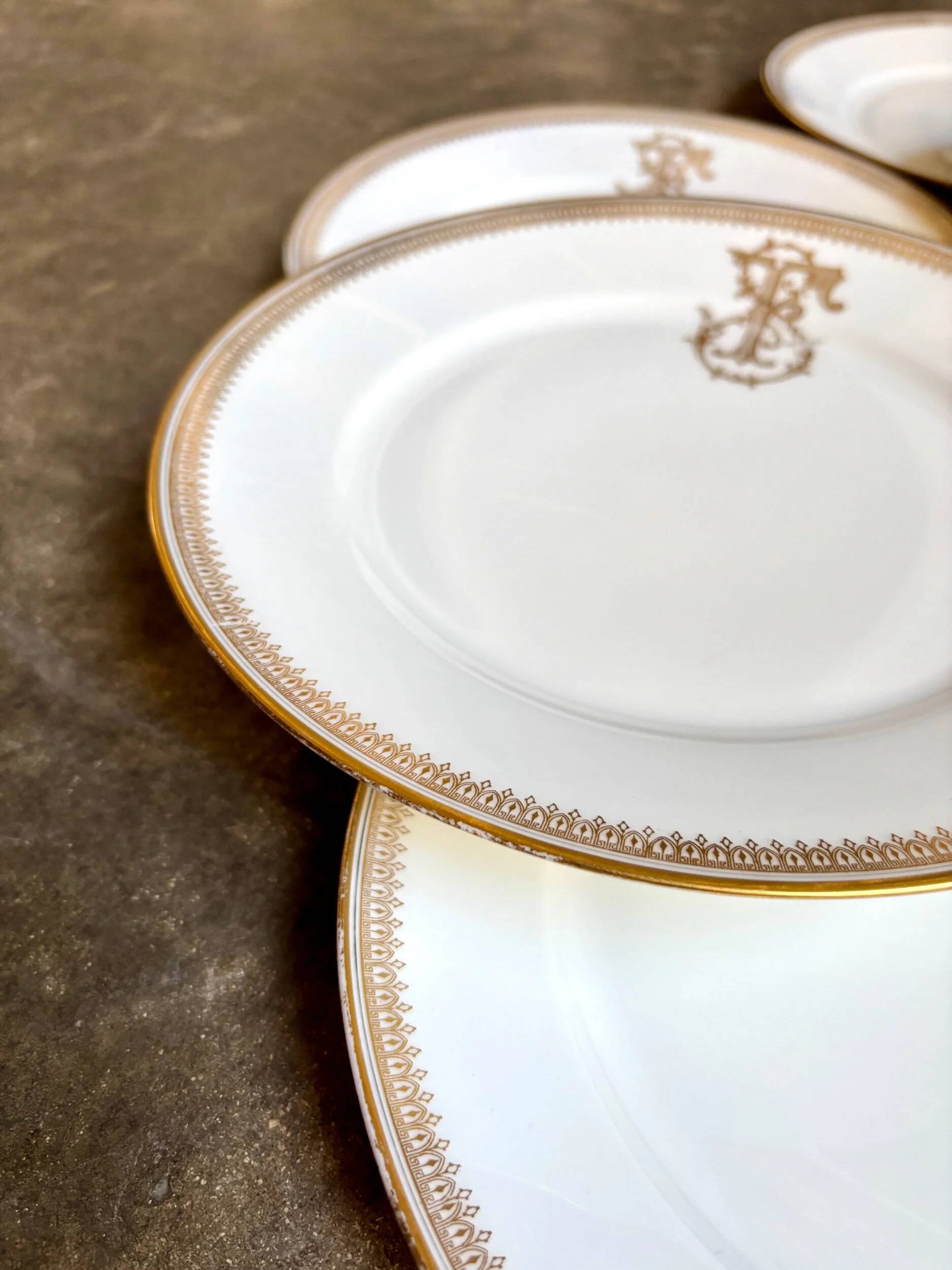 6 flat plates in gold porcelain monogrammed "F"