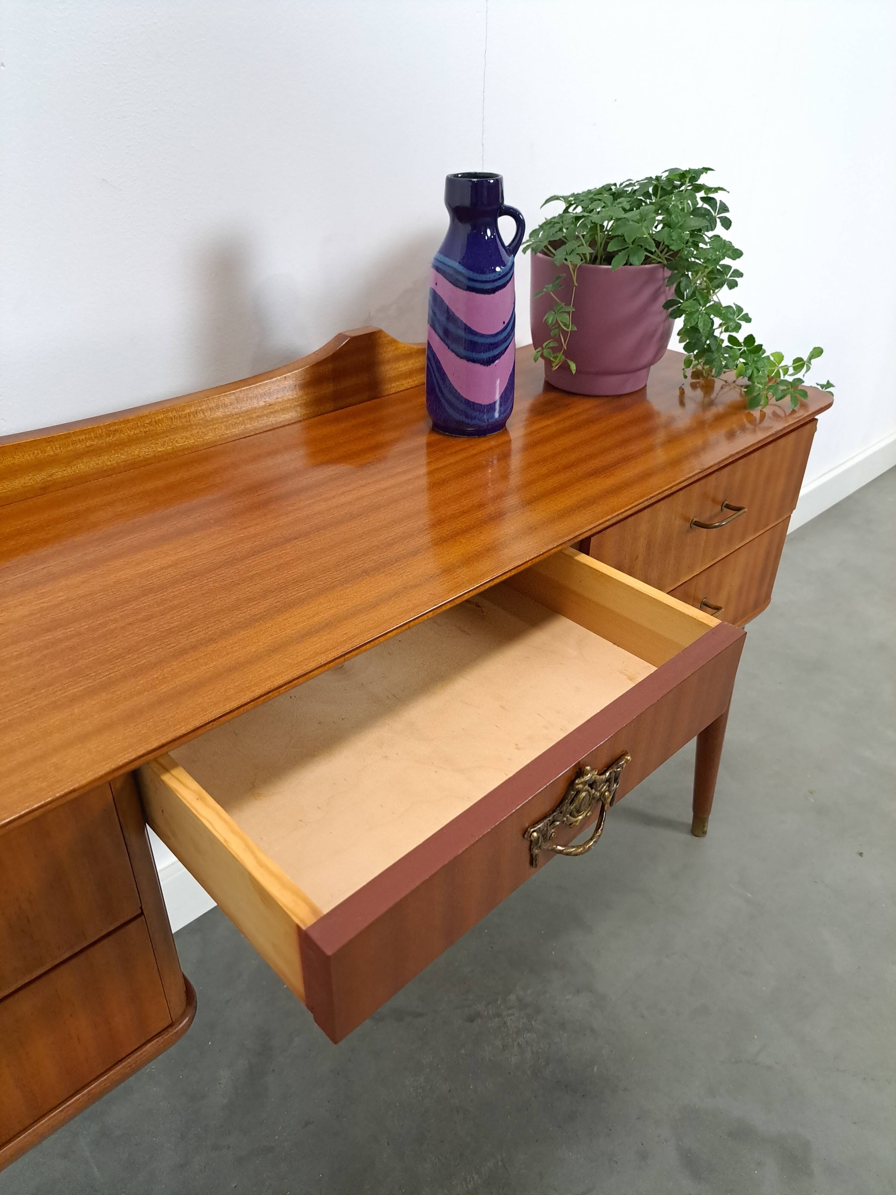 Side table met lades en messing details uit Zweden, kinder bureau