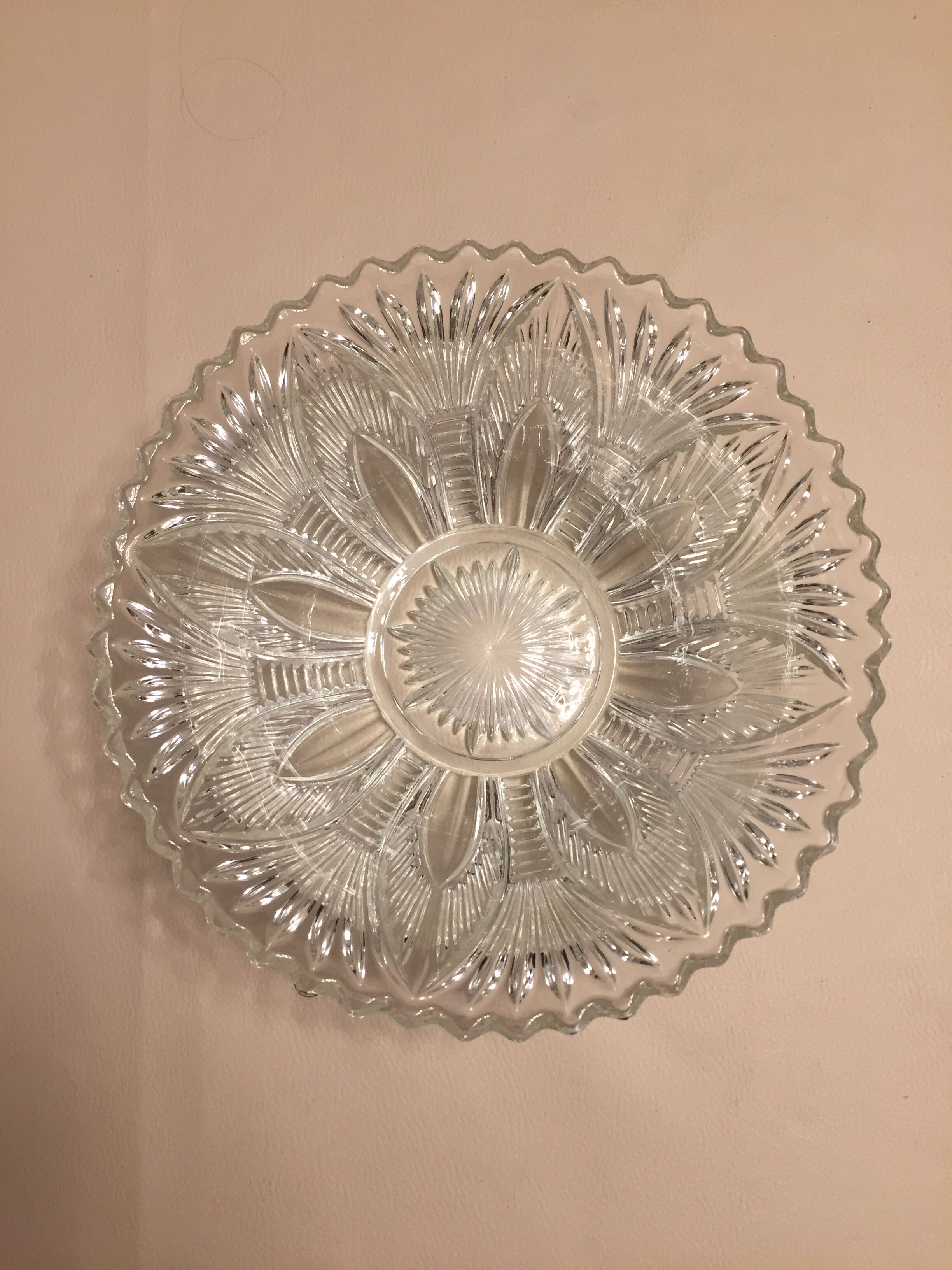 Chiseled glass bowl with palm patterns