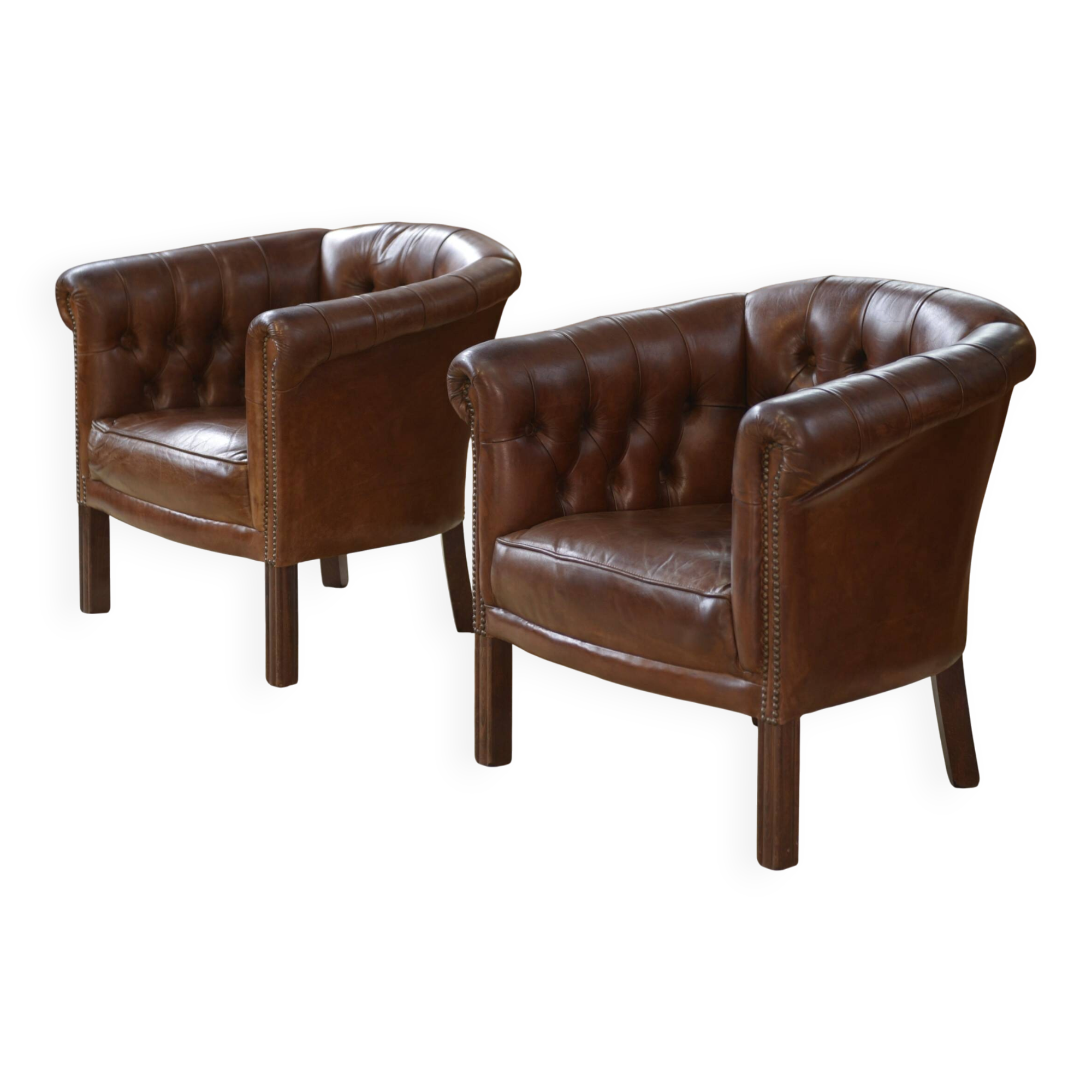 Paire de fauteuils Club capitonnés en cuir