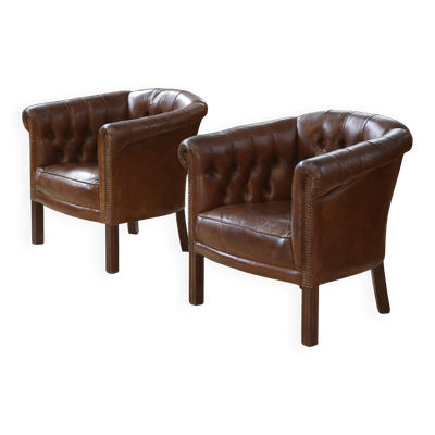 Paire de fauteuils Club capitonnés en cuir