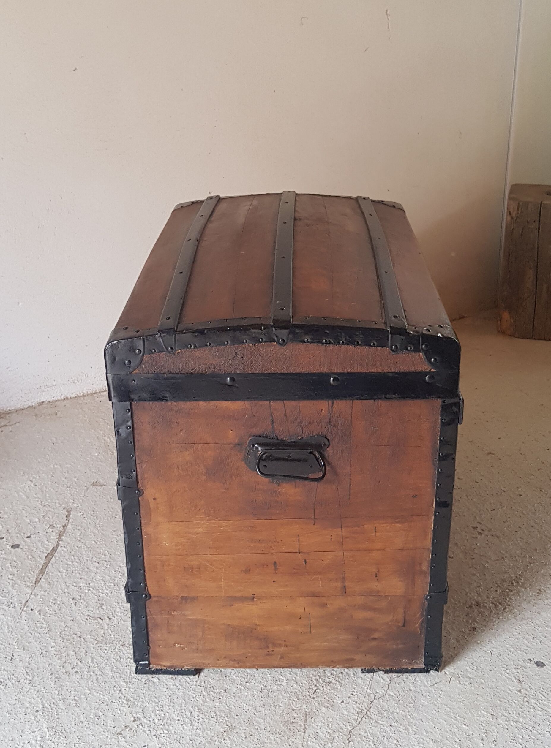 Curved travel trunk