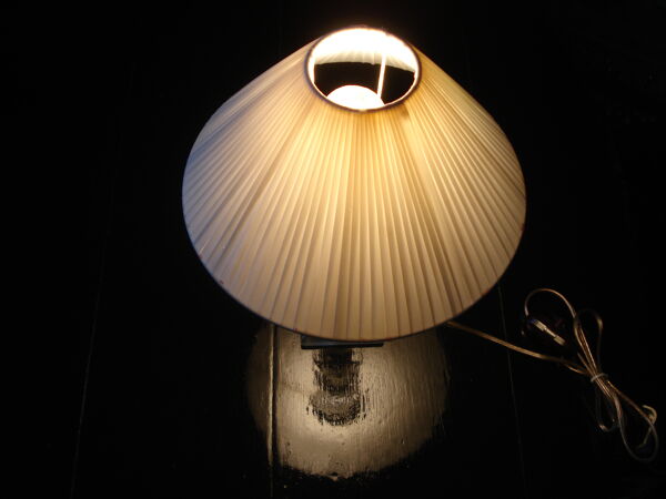 Lampe à poser pied verre Altuglas et un abat-jour en plastique tressé