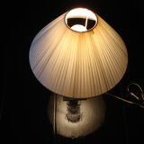 Lampe à poser pied verre Altuglas et un abat-jour en plastique tressé