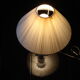 Lampe à poser pied verre Altuglas et un abat-jour en plastique tressé