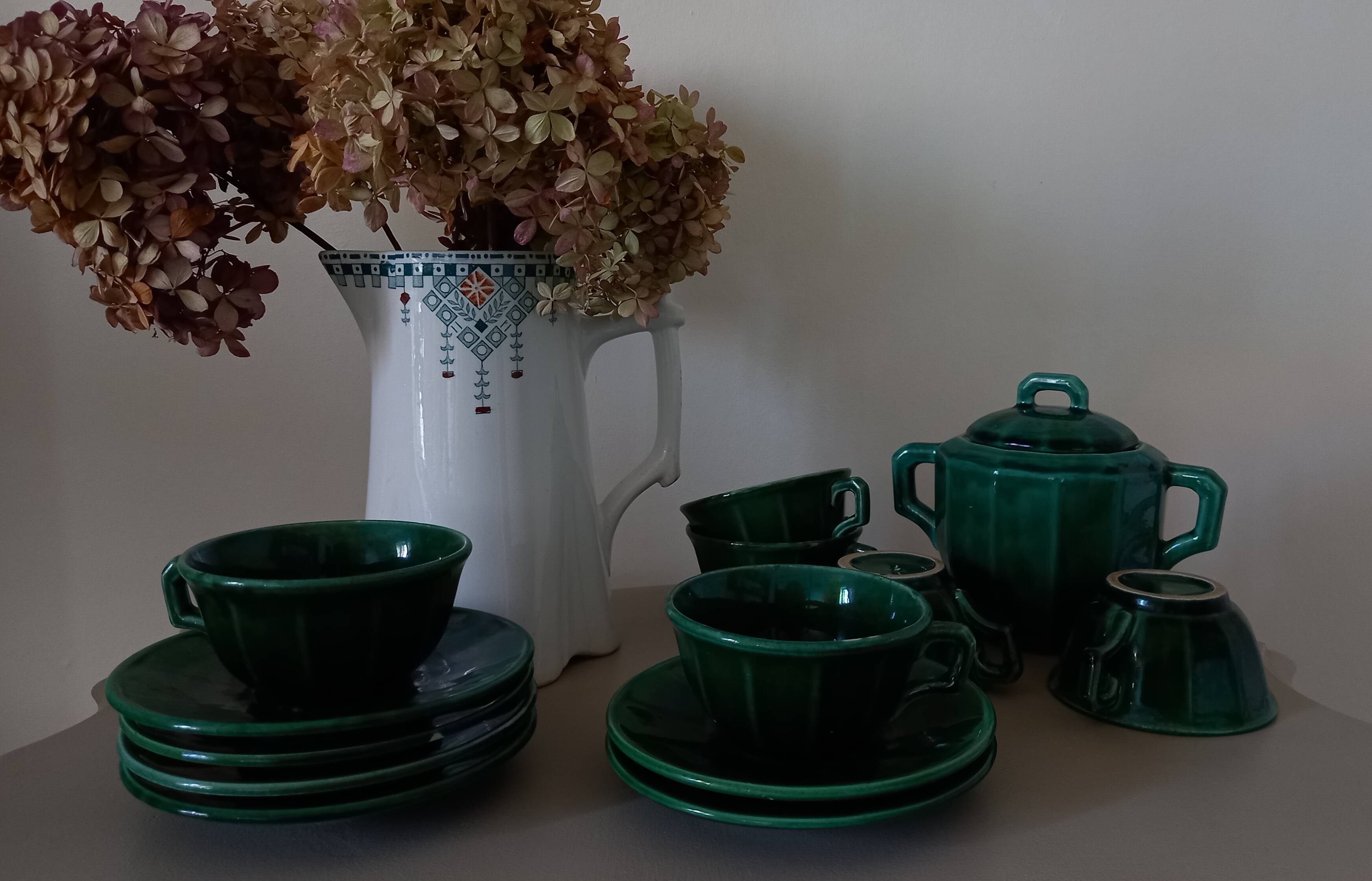 Iridescent green tea or coffee service in Lunéville K&G earthenware. 6 cups and an Art Deco sugar bowl