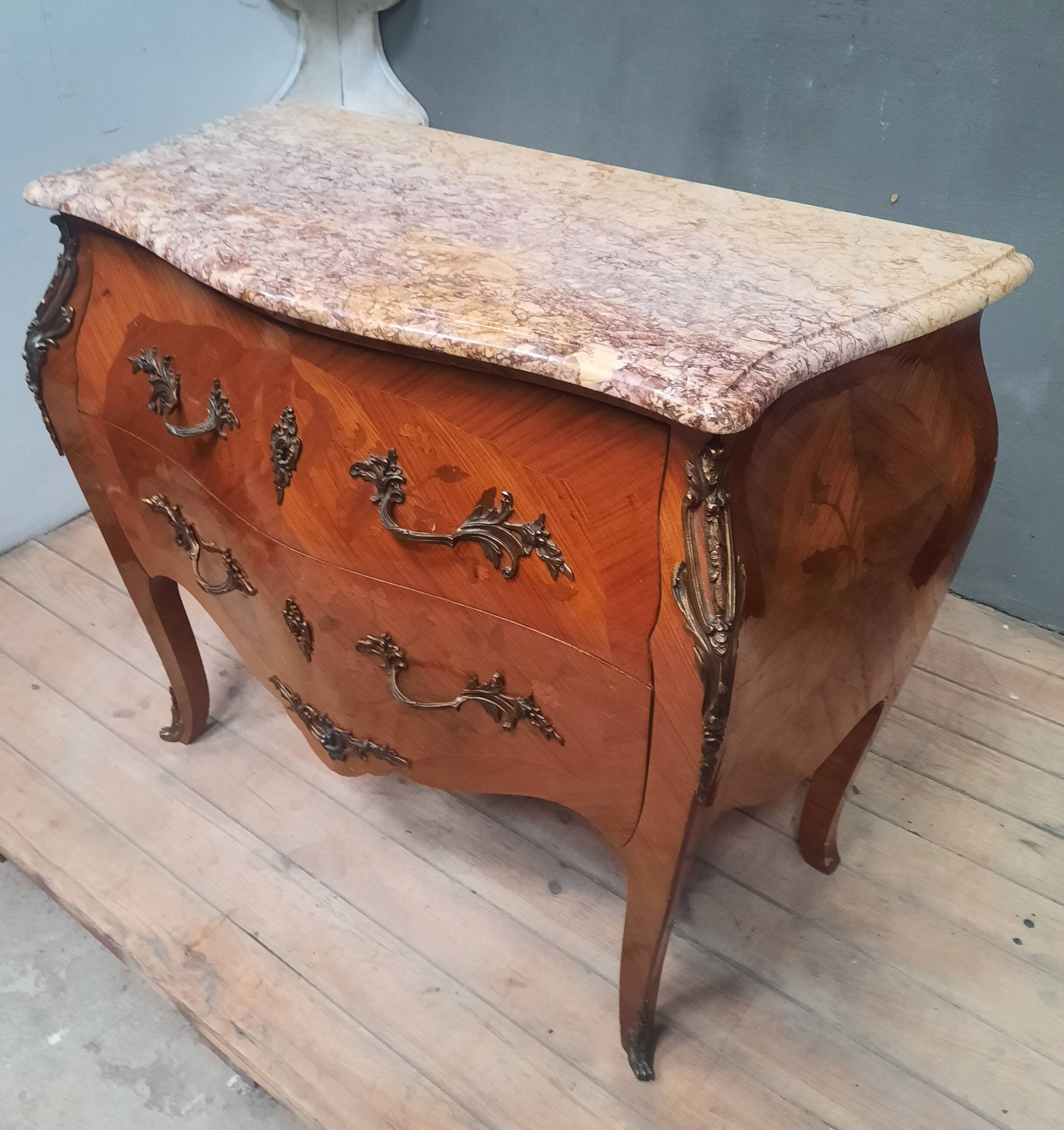 Commode en marqueterie de style Louis XV