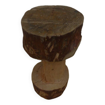 Grand tabouret sculpté en chêne massif