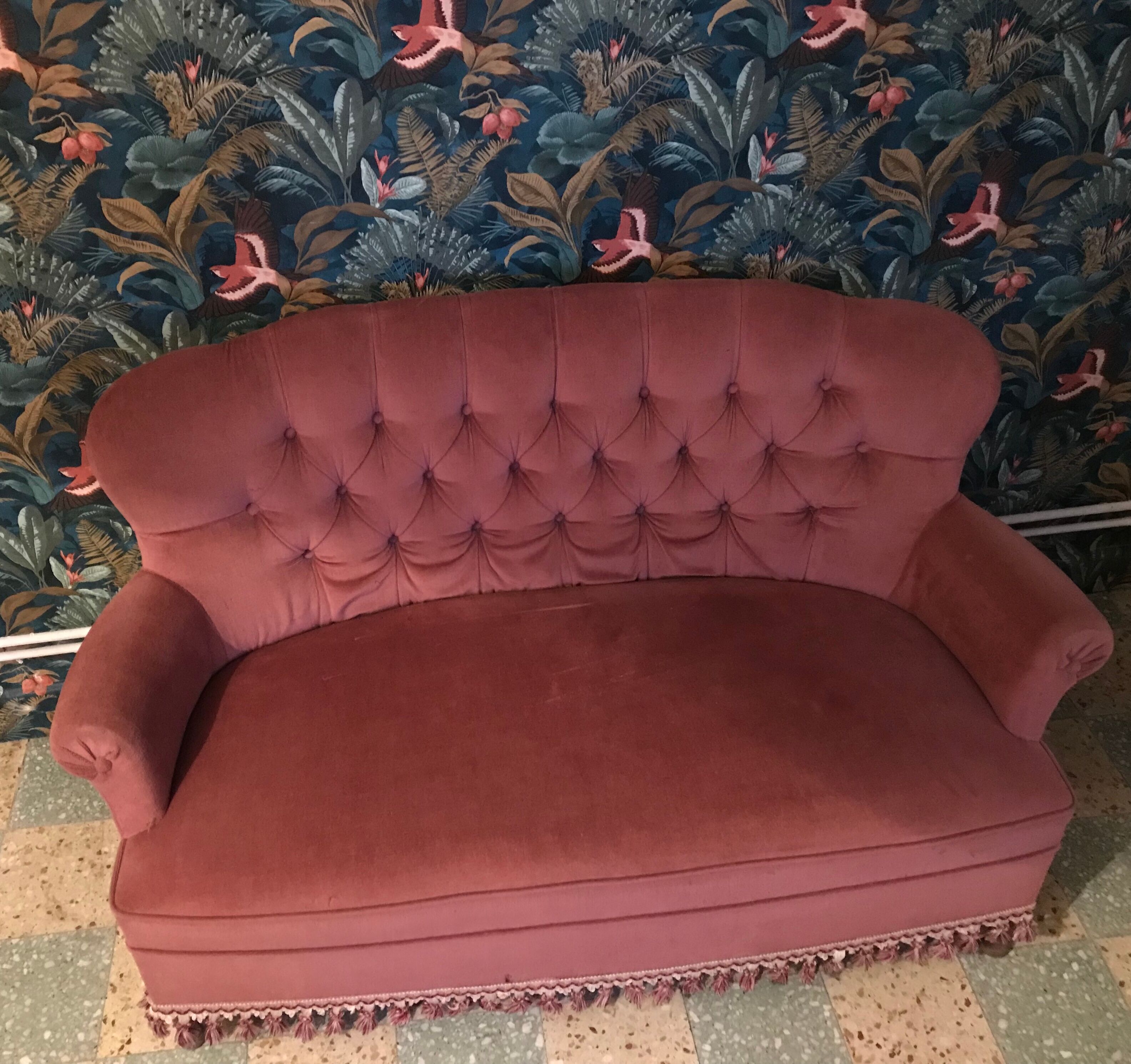 Sofa padded in old pink velvet