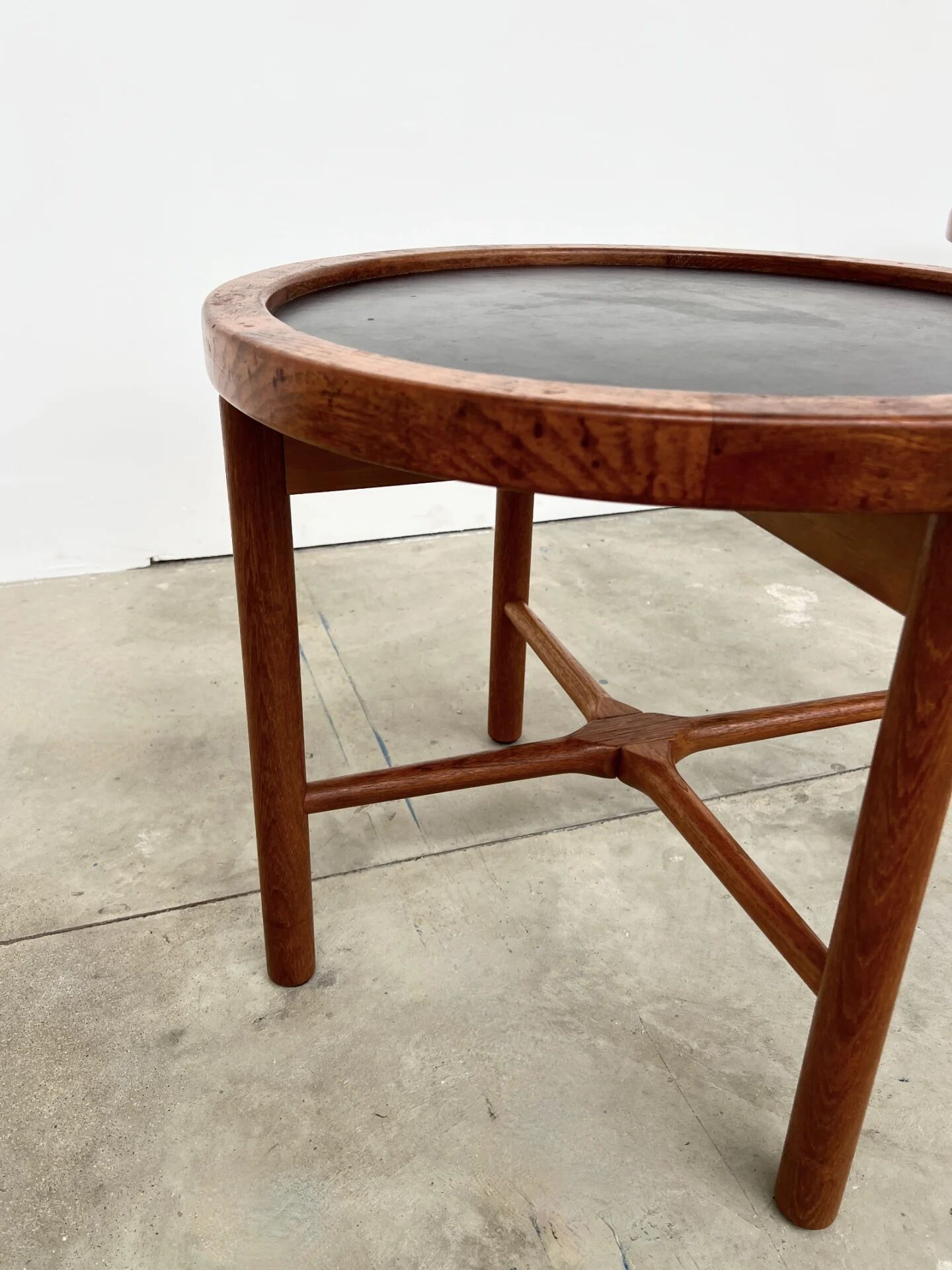 Duo of round coffee tables with a reversible top — Crossed base