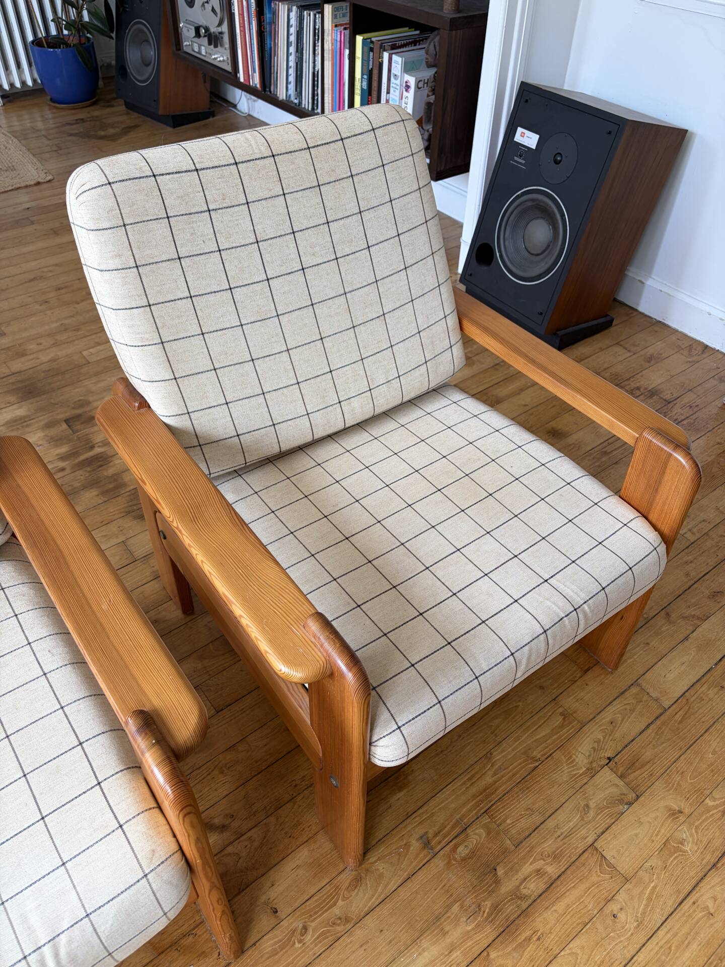 Paire de fauteuils en pin vintage 