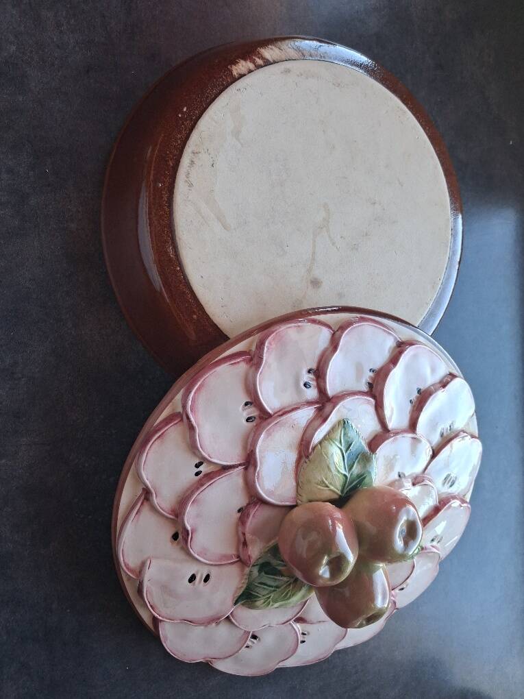 Pie dish / Tatin with a trompe-l'œil lid in slipware – Apple decoration