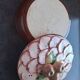 Pie dish / Tatin with a trompe-l'œil lid in slipware – Apple decoration
