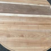 Table à manger ronde pied central extensible décapée en noyer massif 2 rall
