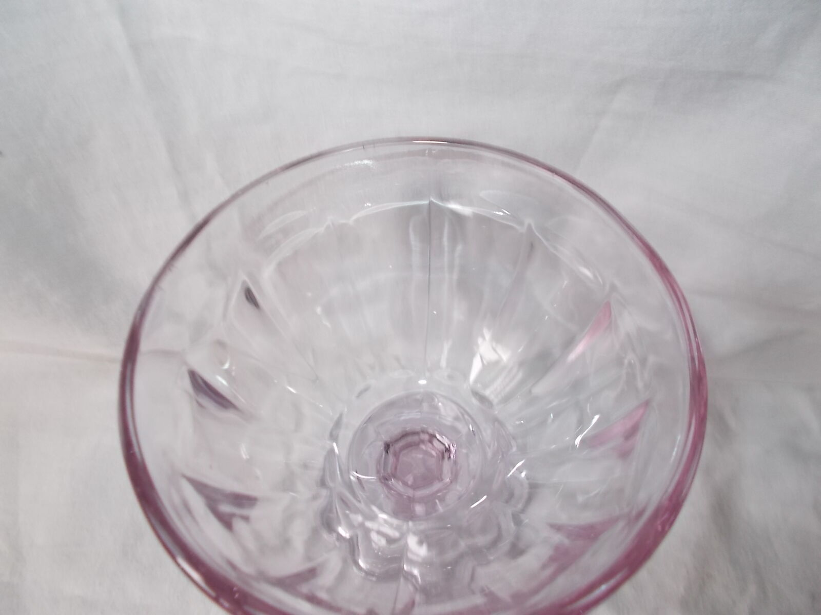 Coupe en verre rose