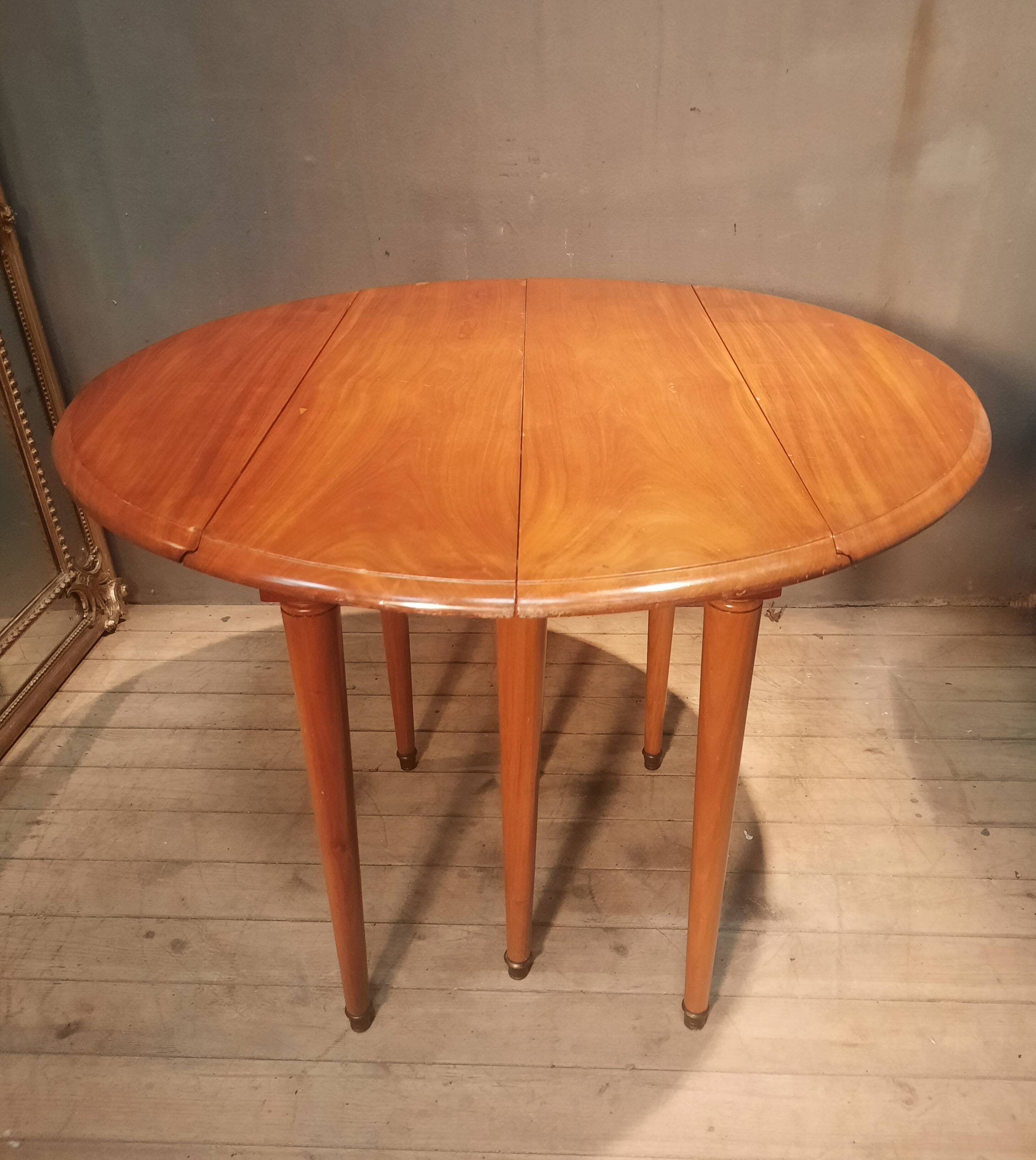 Drop-leaf table with 6 legs and 3 extensions.