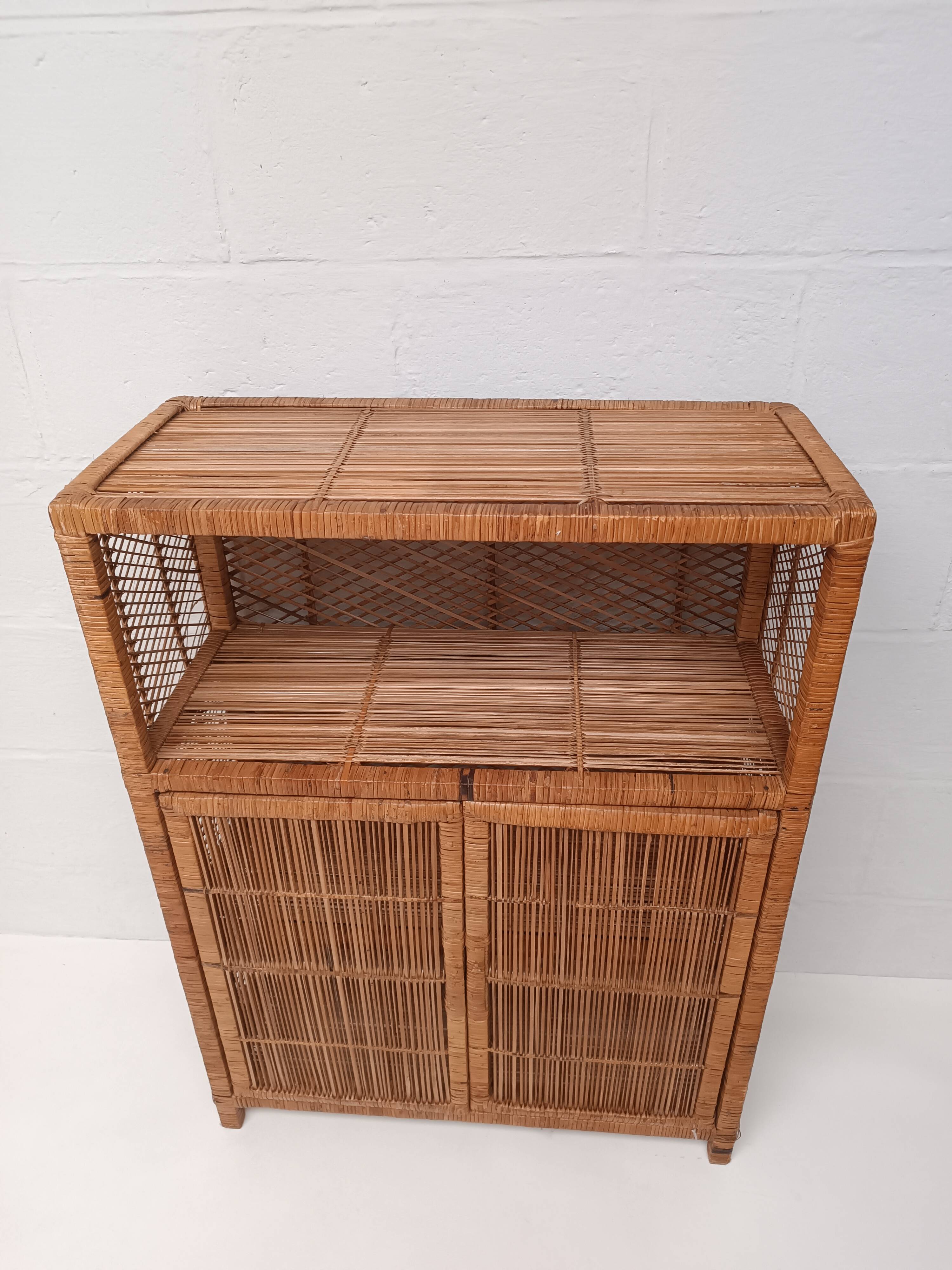 Buffet rotin vintage