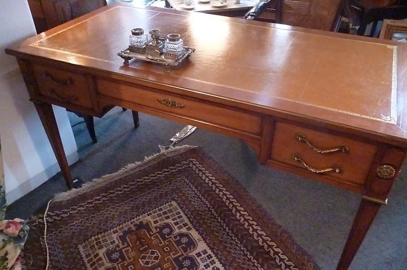 Double-sided flat desk