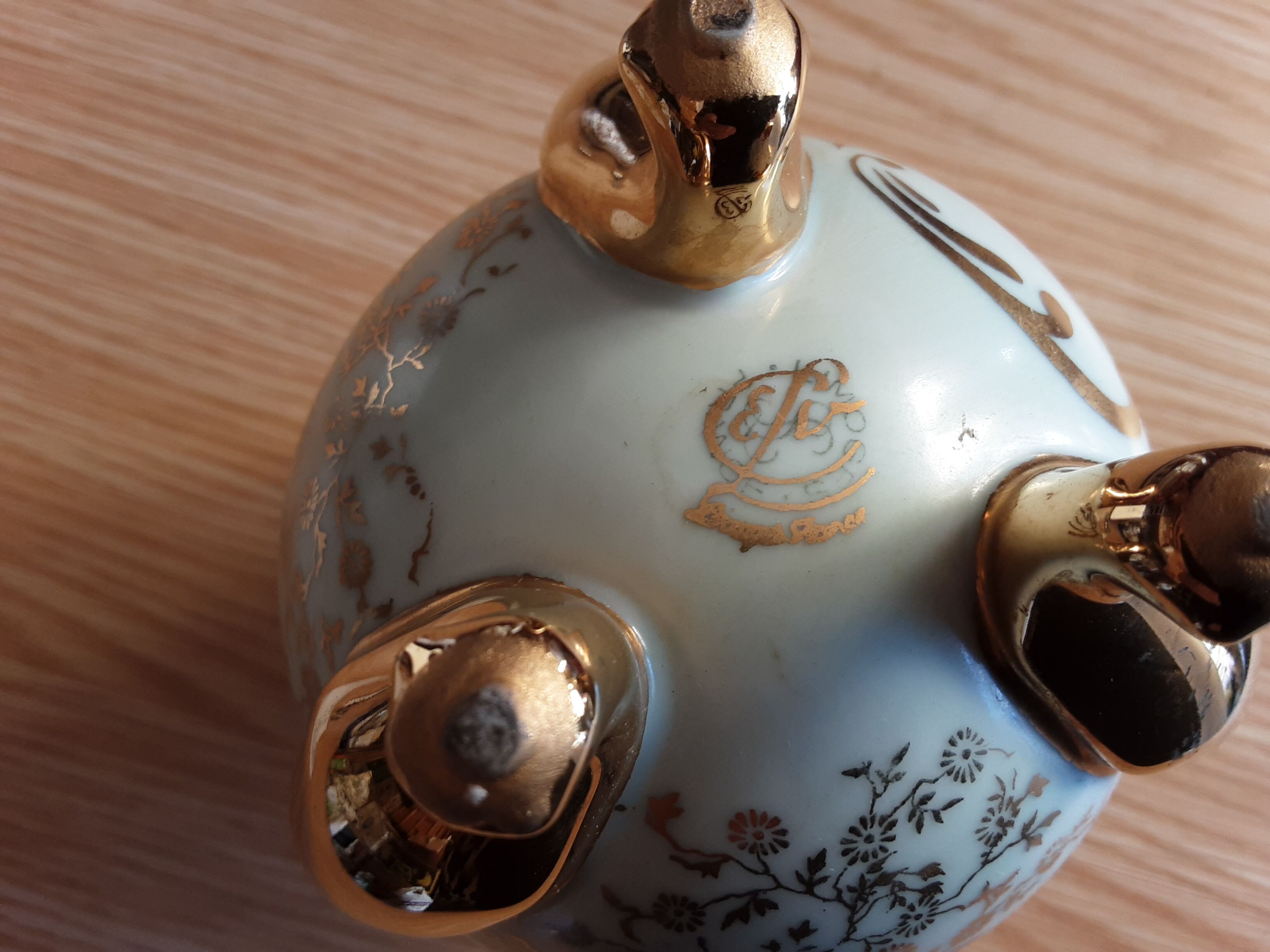 TRIPOD VASE *EGG PORCELAIN OF LIMOGES BIRD