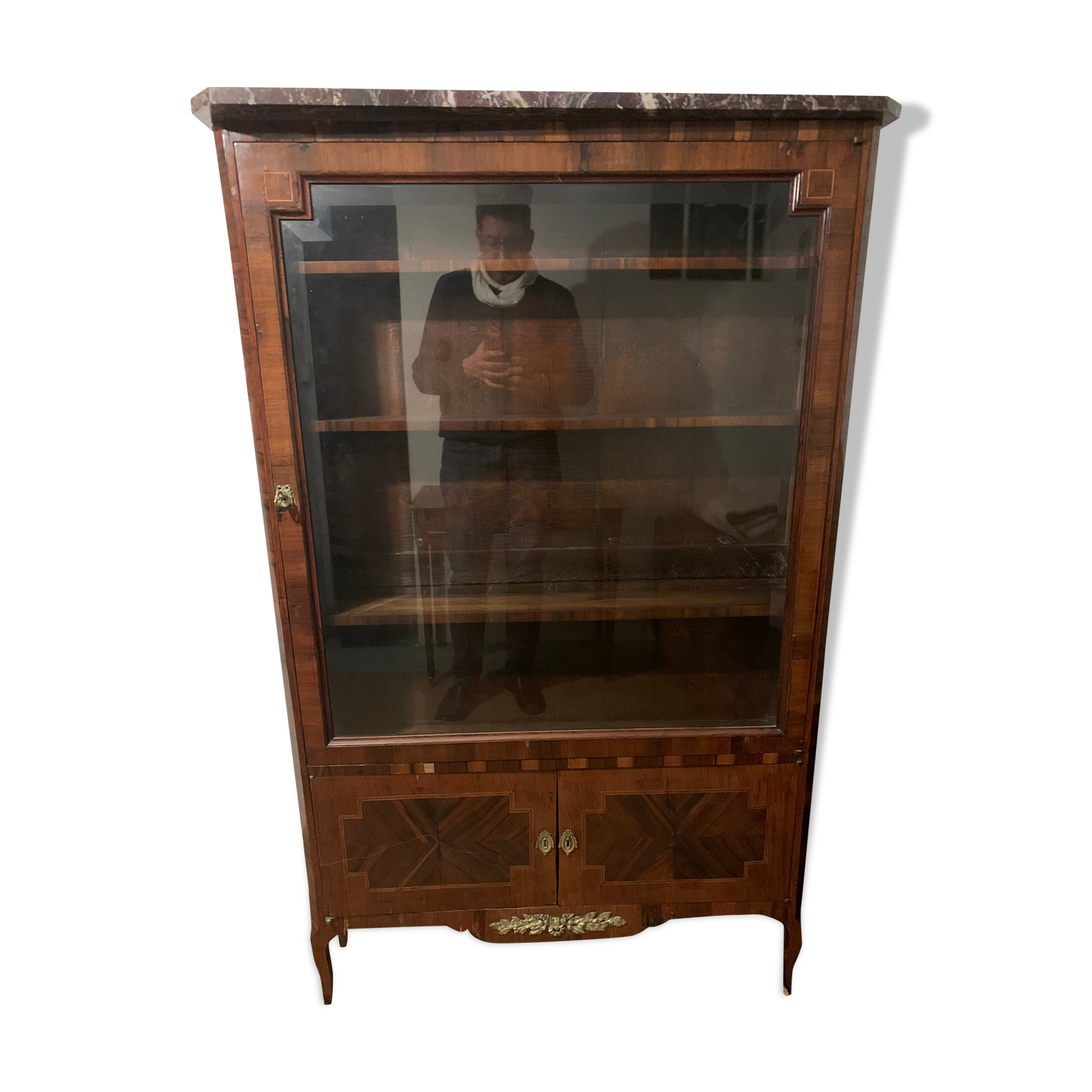 Vitrine étroite en placage de palissandre, Transition Louis, XV-XVI