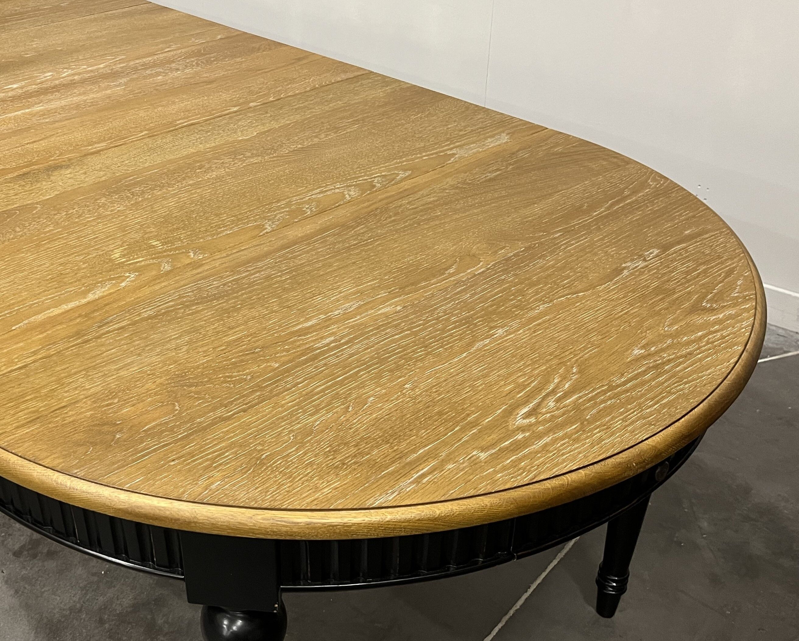 Elegant extendable oak table and black legs, 6/16 covers