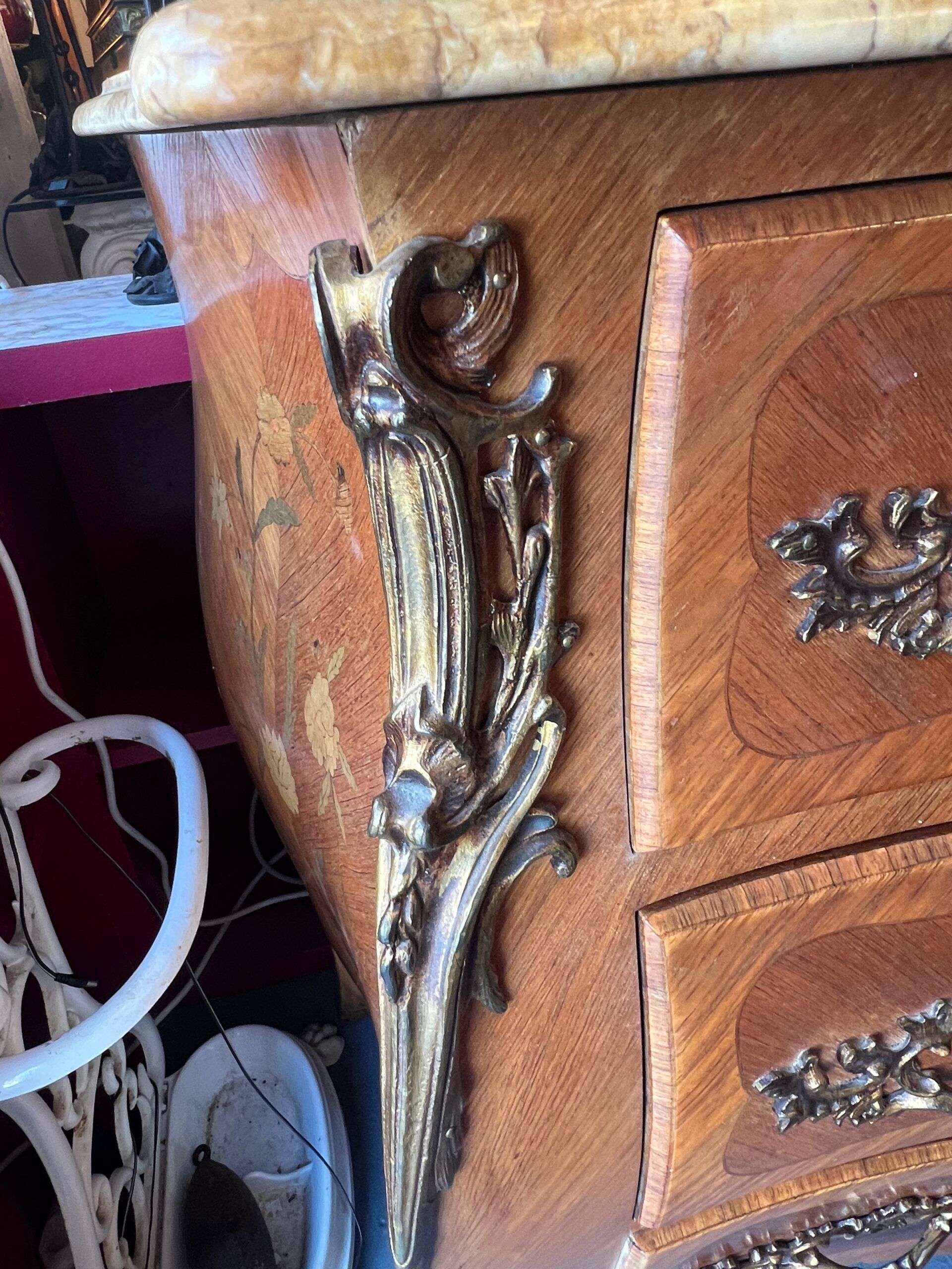 Louis XV style curved chest of drawers in veneer and marquetry, early 20th century