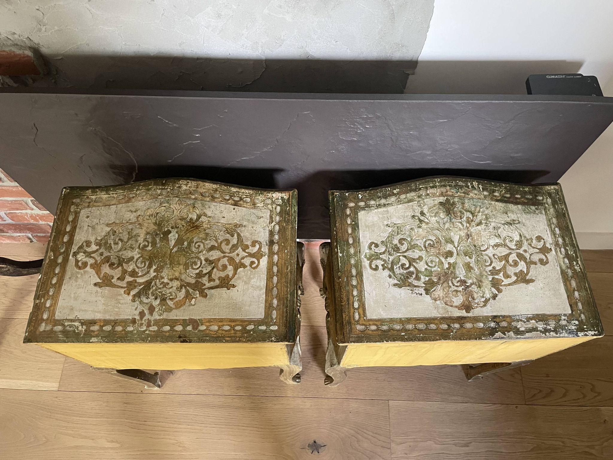 Bedside pair, 3 drawers, 1 drawer and a niche, painted golden wood, italian renaissance style