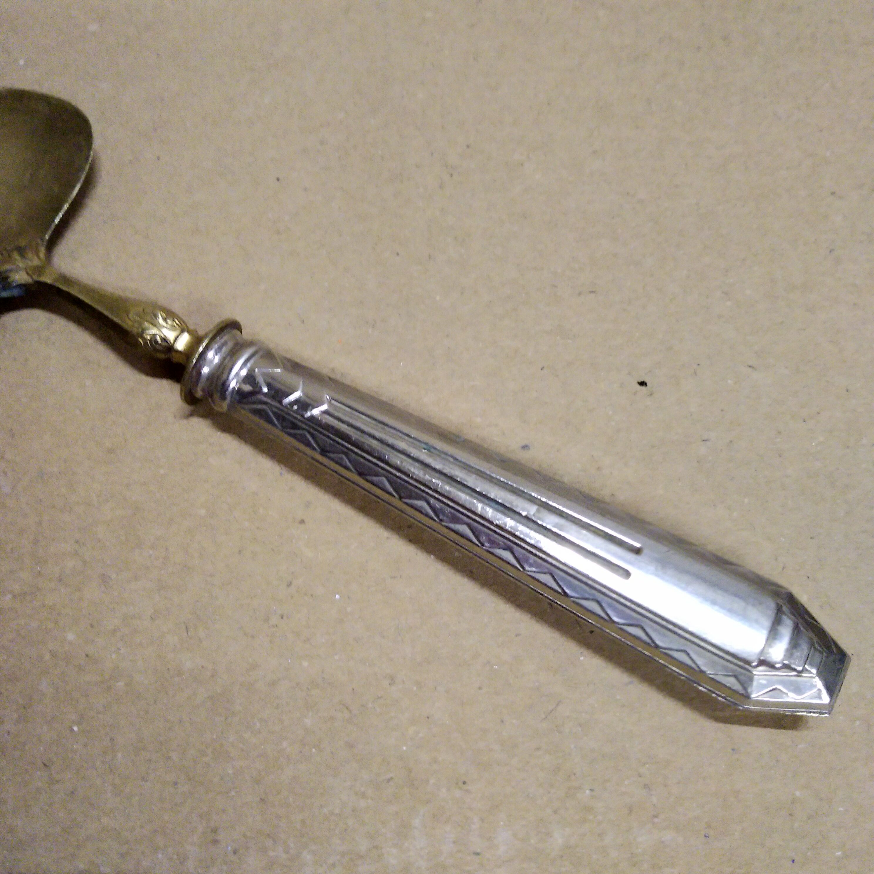 Shovel has silver metal pie art deco