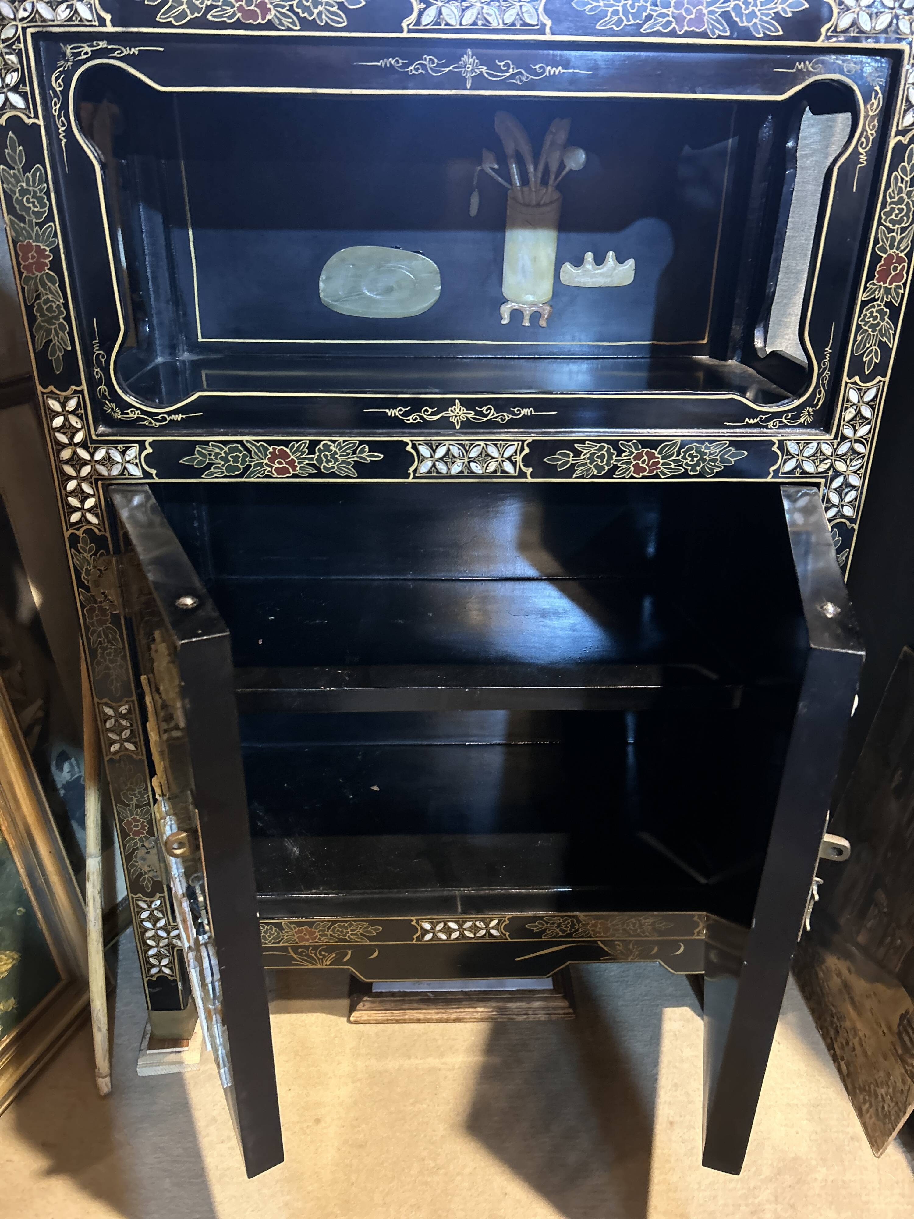 Petit meuble d'appui chinois en laque et "pierres dures"