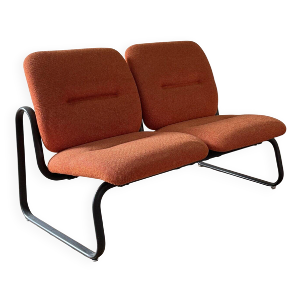 Banquette Strafor 2 places, lainage orange et piétement luge, années 70