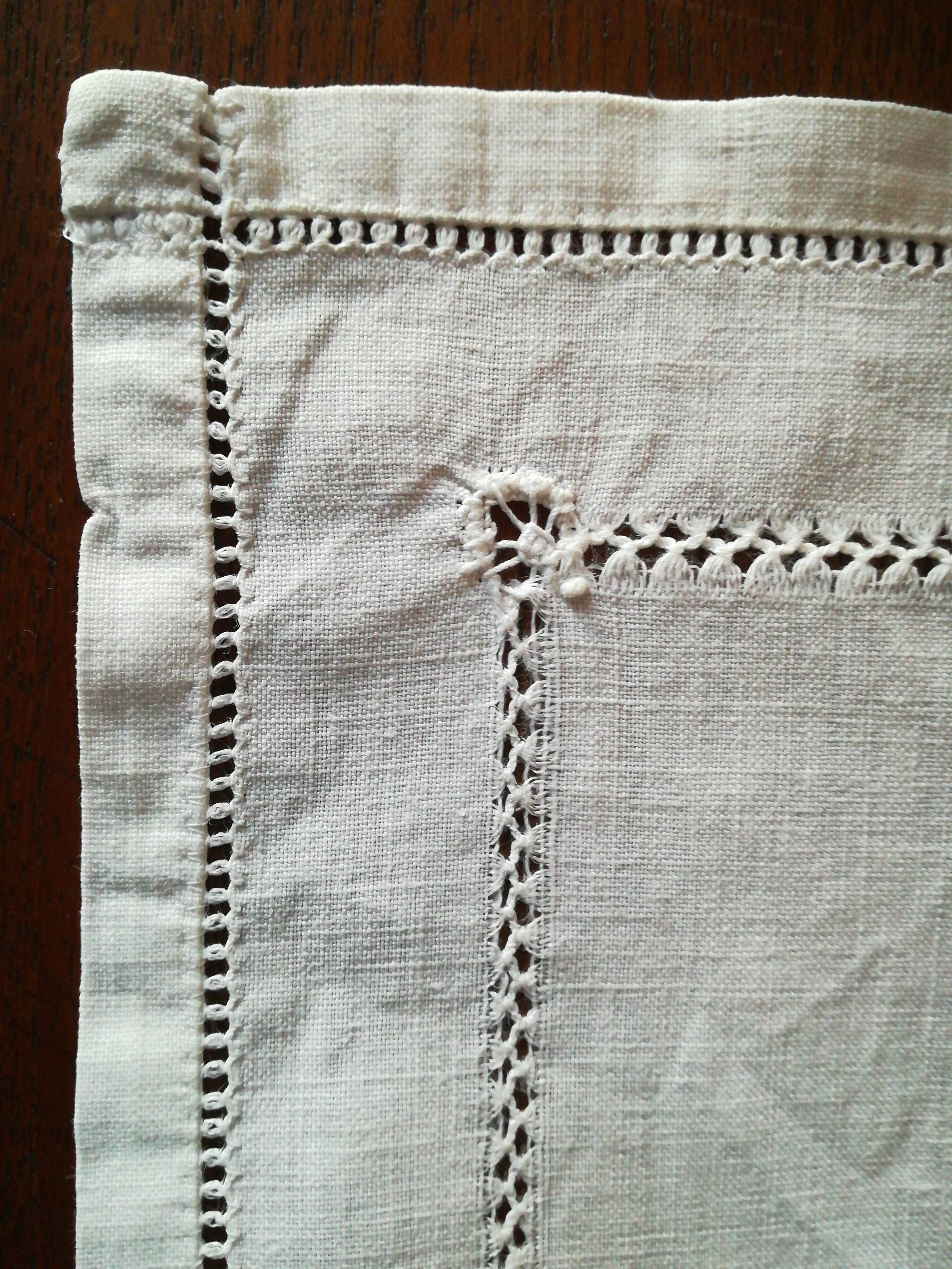 Cotton tablecloth has days and its 8 napkins to match