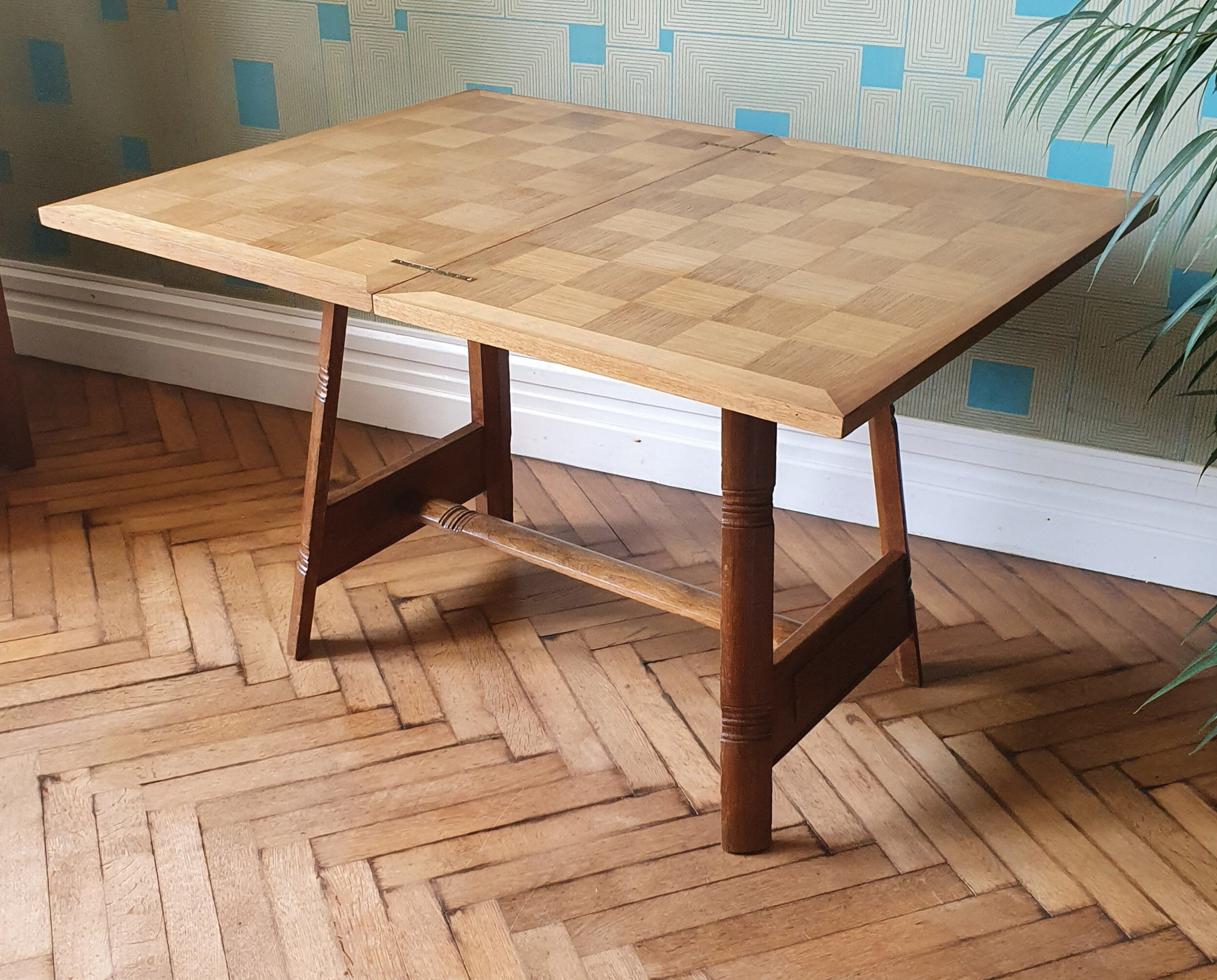 Extendable table Scandinavian design.