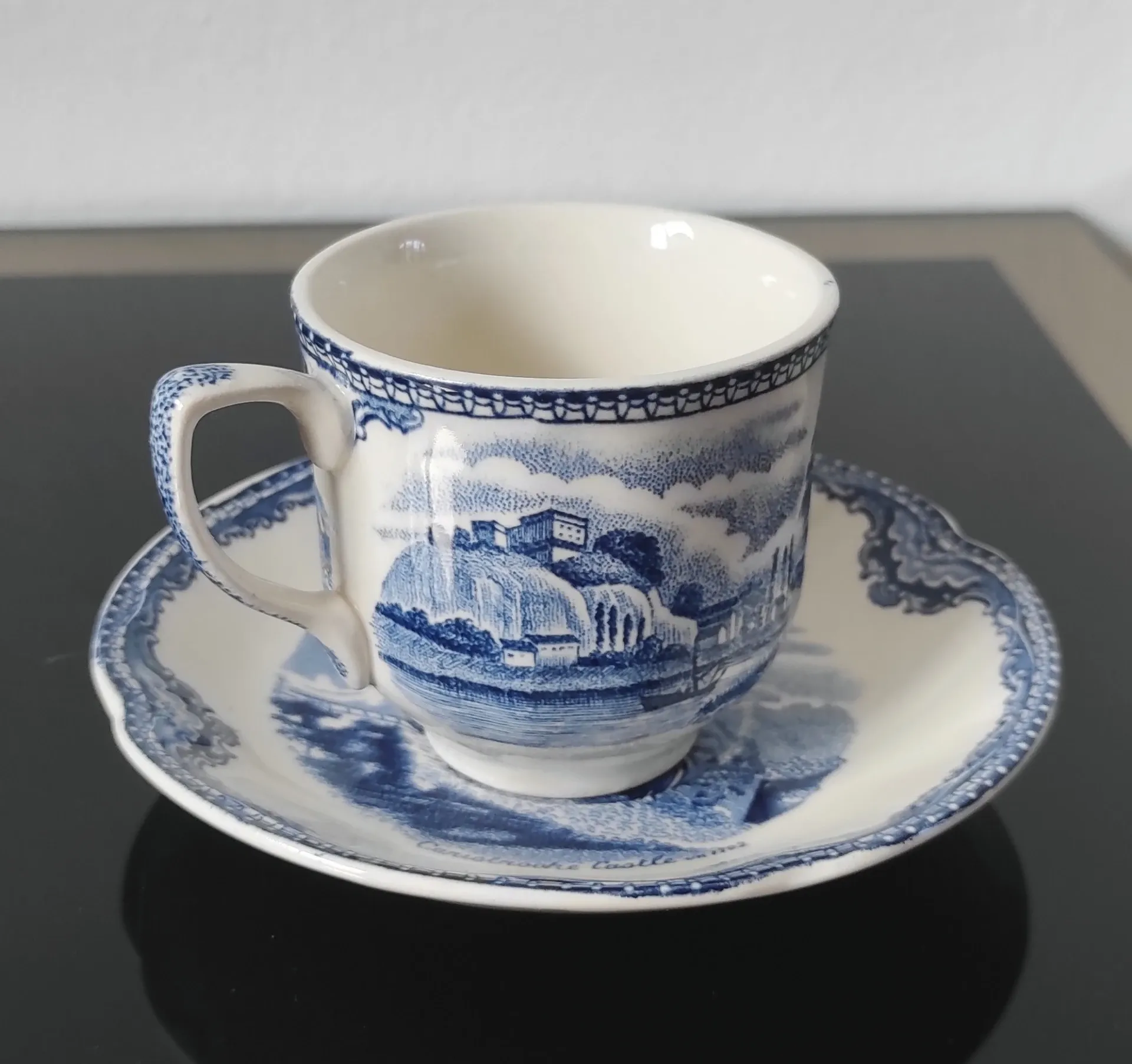 Lot de tasses et soucoupes vintage
