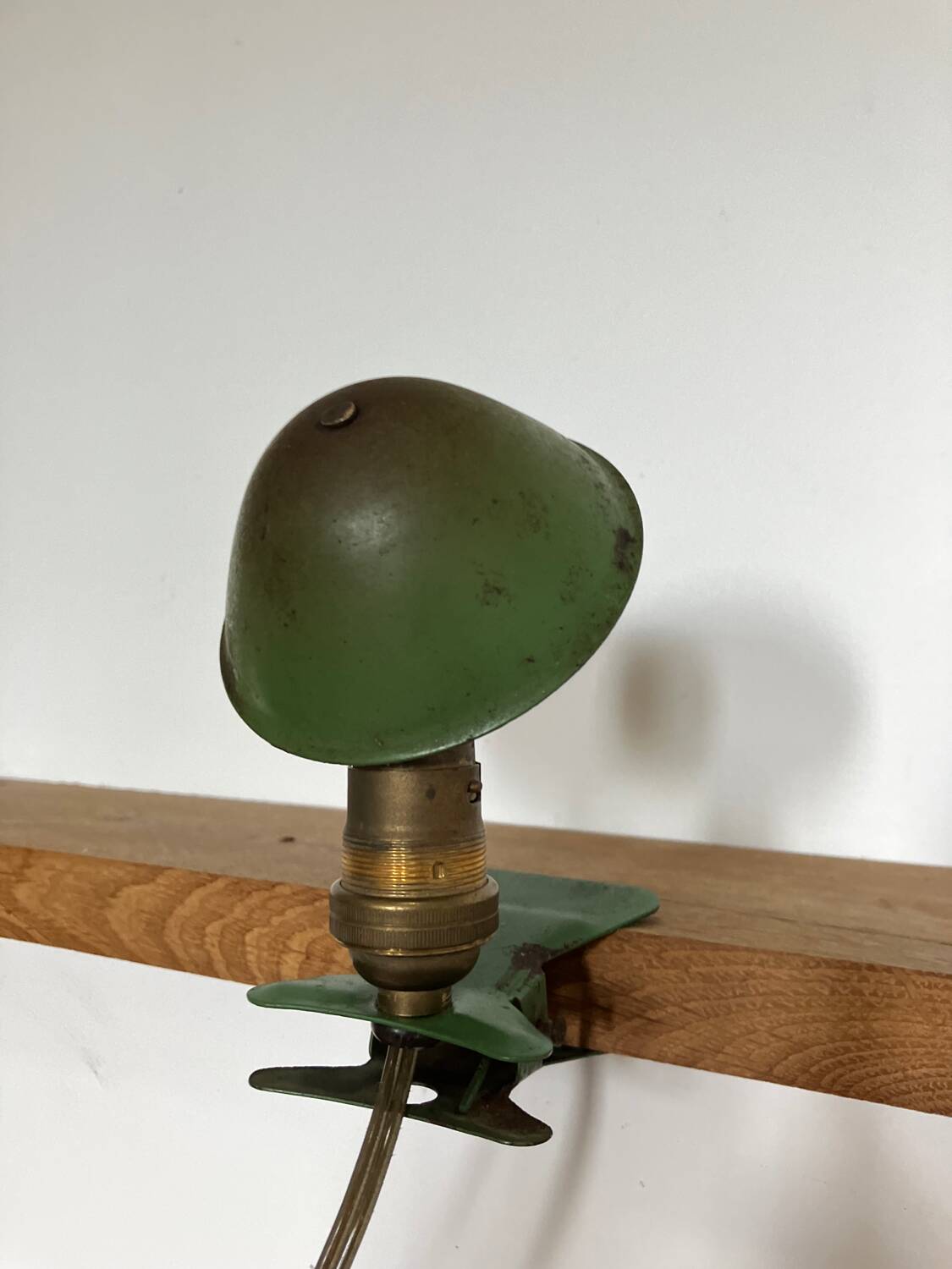 Clip-on mushroom lamp