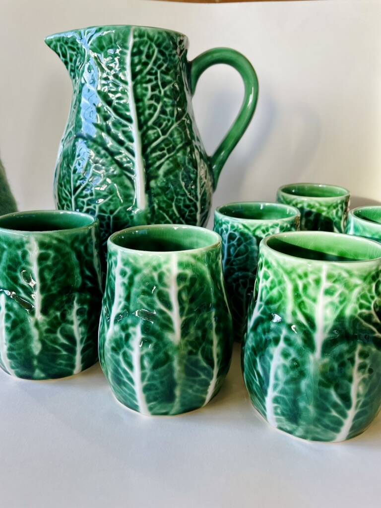 Service Vintage Années 70 – Carafe Majolica Verte + 6 Mugs Feuillage