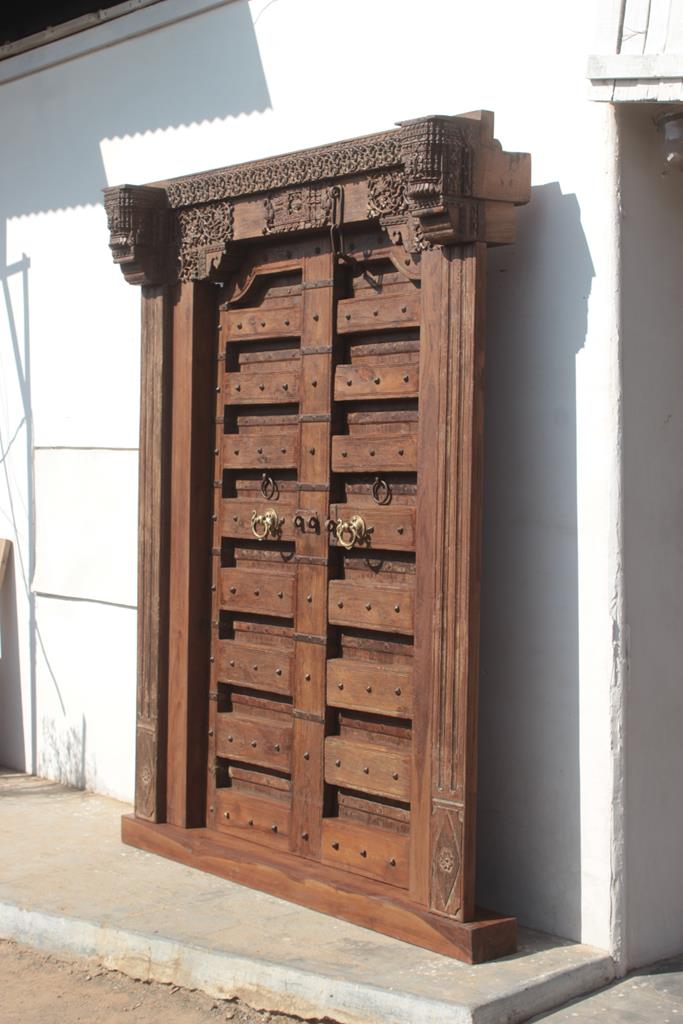 Indian door in old teak piece and patina of origin