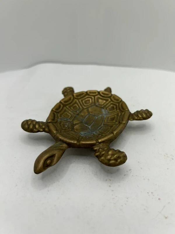 Vintage turtle ashtray in gilded brass, patinated animal-shaped catchall.